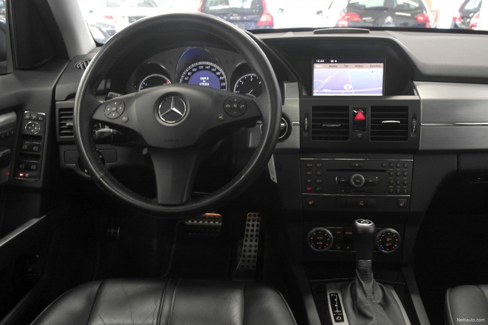 Mercedes benz GLK (X204) monitoiminäytön korjaus